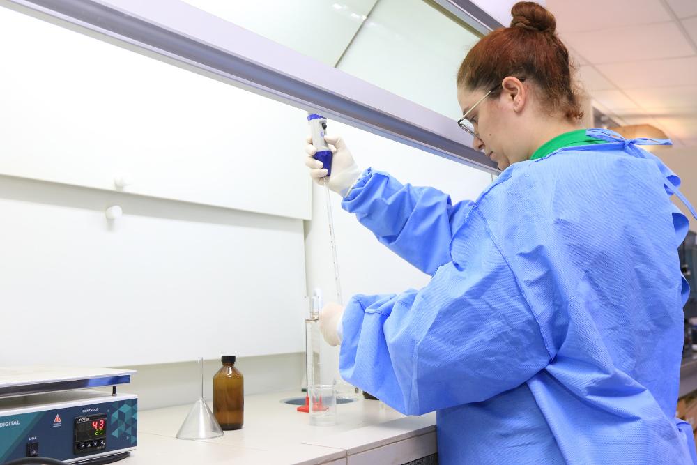 Capa da notícia: Lacen-DF faz acompanhamento terapêutico de precisão para pacientes oncológicos